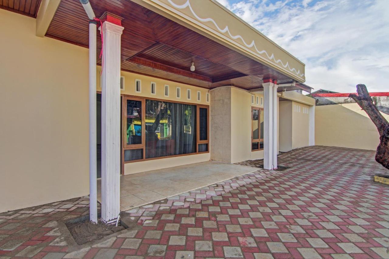 Capital O 90643 Suri Guest House Syariah Padang  Exterior photo